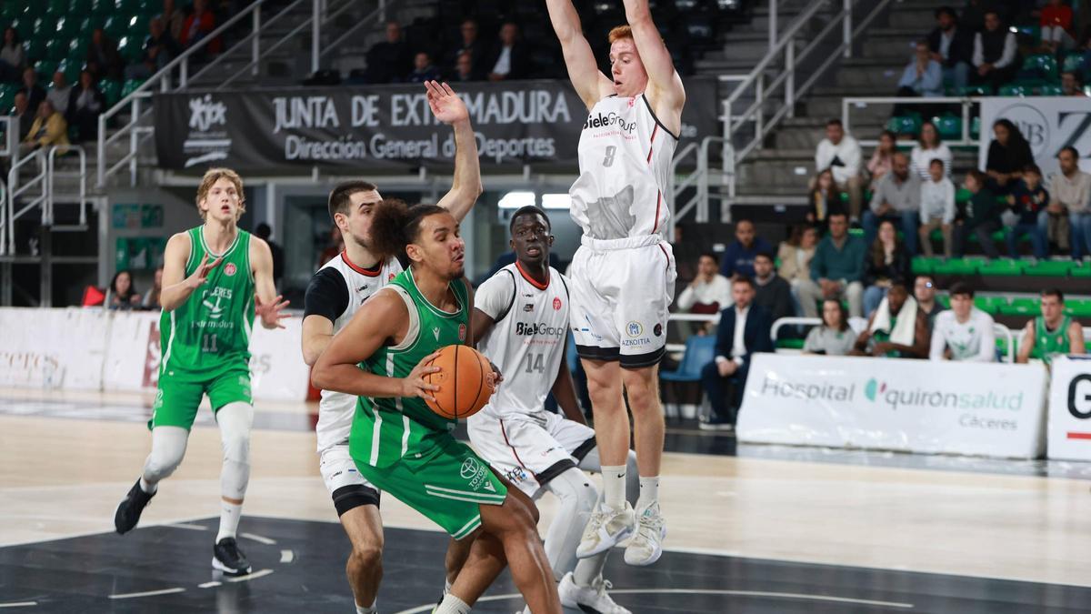 Matteo Strikker avanza hacia la canasta rival.