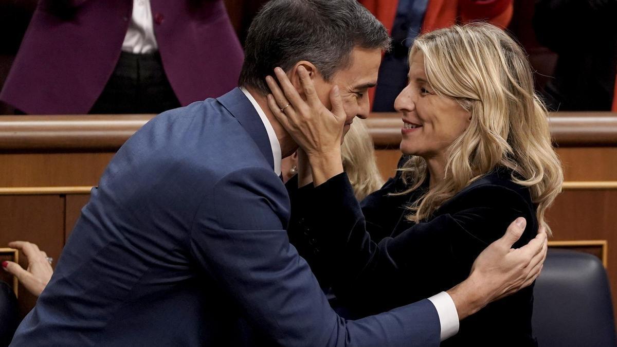 Pedro Sánchez abraza a Yolanda Díaz.