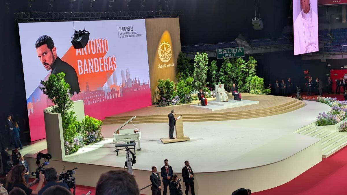 Antonio Banderas ante el Papa León XIV.