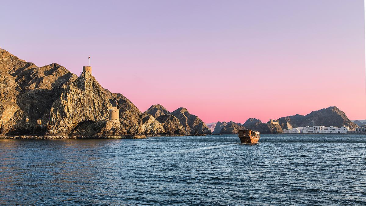 La costa de Mascate combina montañas áridas, fortalezas frente al mar y el azul intenso del golfo de Omán.