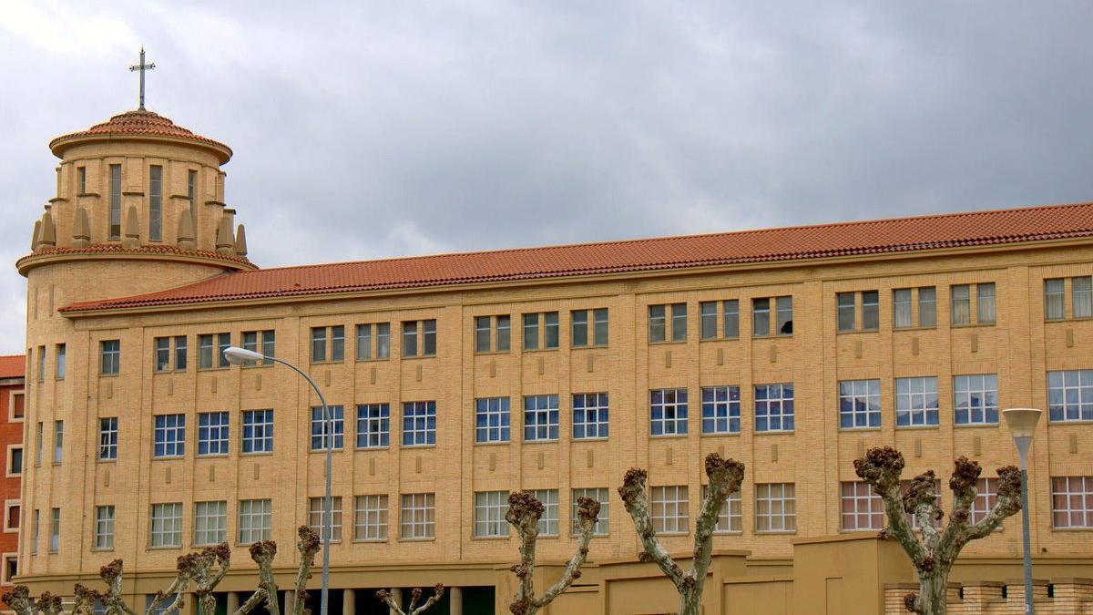 Fachada del Colegio Santa María la Real, de los Maristas, en Pamplona