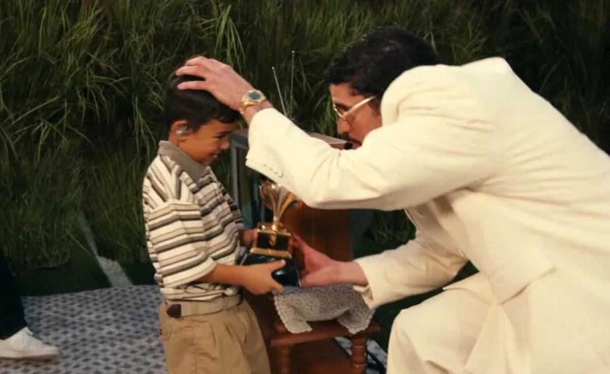 Bad Bunny entre un Grammy a su yo de pequeño durante el 'show' del descanso de la Super Bowl