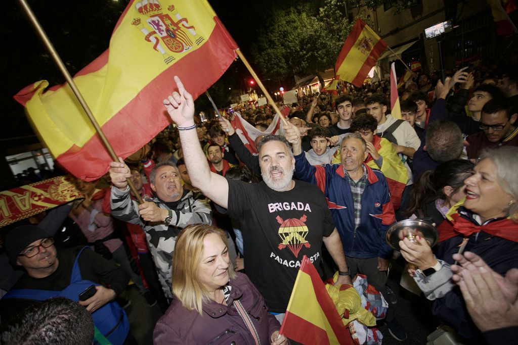 Cientos de manifestantes vuelven a asediar la sede del PSOE en Murcia