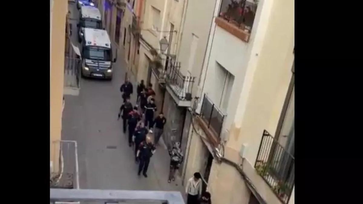 Agentes de los Mossos d'Esquadra acompañan a los doce implicados en el intento de pelea en el centro de menores donde residen.