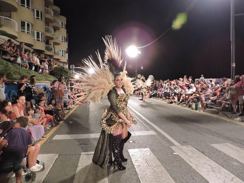 La bahía de Águilas se transforma en un gran teatro en su Carnaval de verano