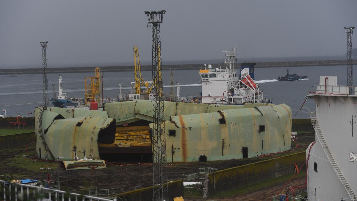 Trabajos de desmontaje de instalaciones de Repsol en el puerto interior, el mes pasado.