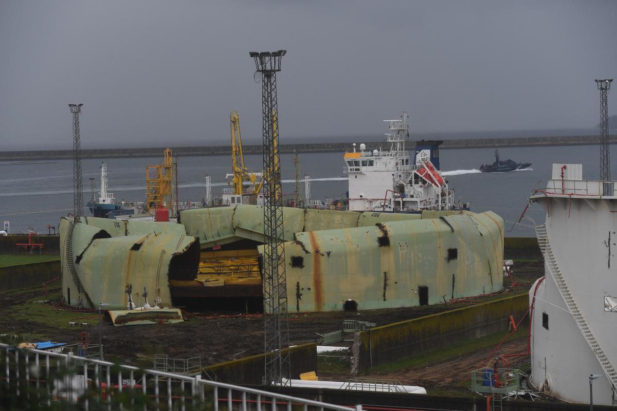 Uno de los tanques de Repsol, tras el desmontaje de la mayor parte de su estructura.