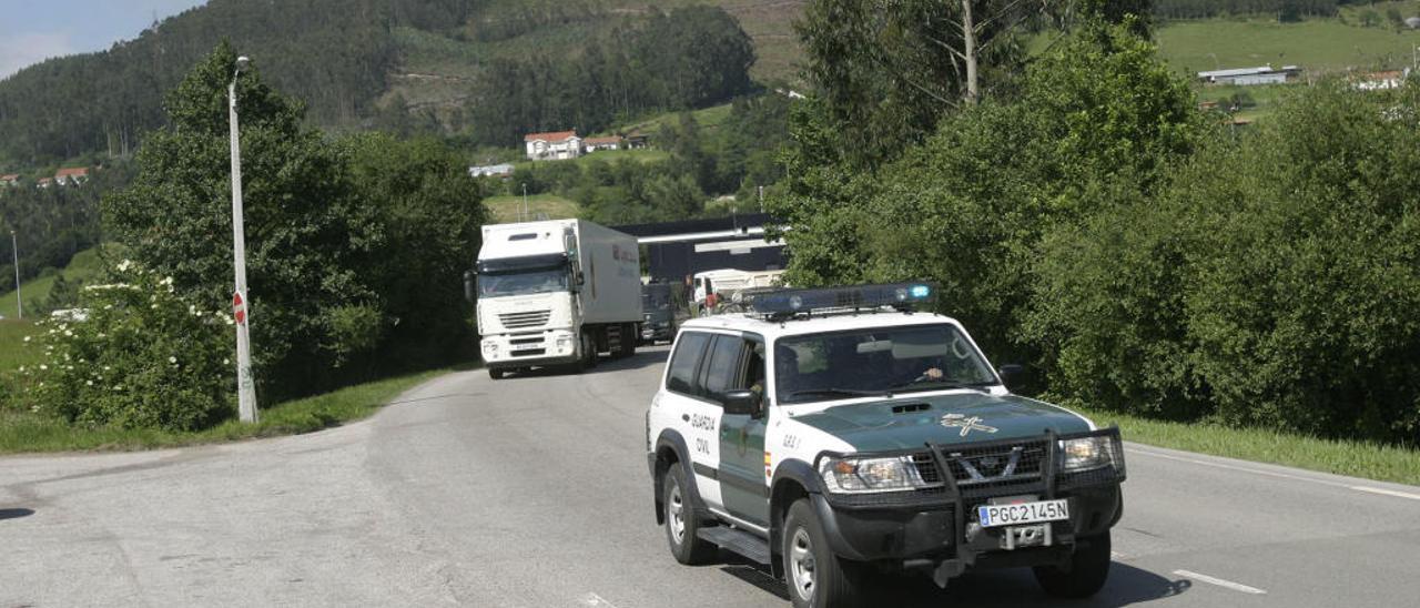 Un convoy cargado con droga, custodiado por la Guardia Civil, a punto de llegar a la incineradora de Serín, en Asturias.