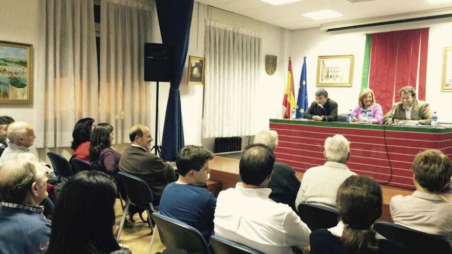 Manuel Mostaza (derecha), durante la presentación de su libro en la Casa de Zamora.