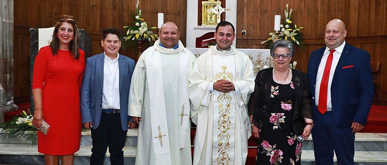 Alejandro Asorey (tercero por la derecha) posa junto a sus familiares.