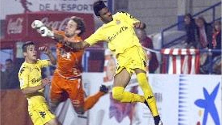Una mala sortida de Moragón va permetre el Girona marcar a Palamós.
