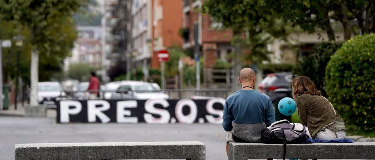 Pintada en apoyo a los presos de ETA en Plentzia, Vizcaya.