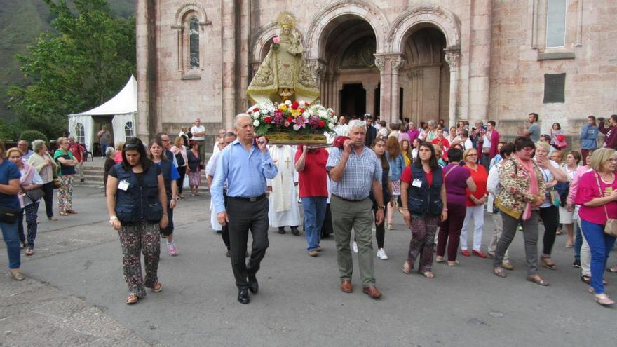 Un millar de devotos en el octavo dia de novena, en Covadonga