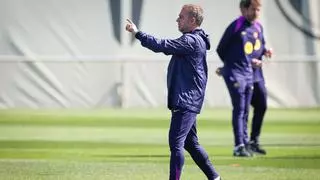 Hansi Flick, muy pendiente de los rondos.