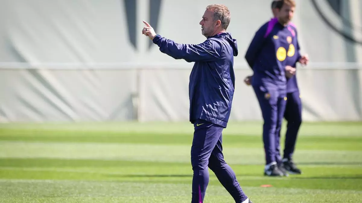 Hansi Flick, muy pendiente de los rondos.