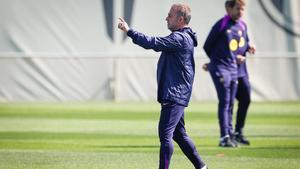 Hansi Flick, muy pendiente de los rondos.