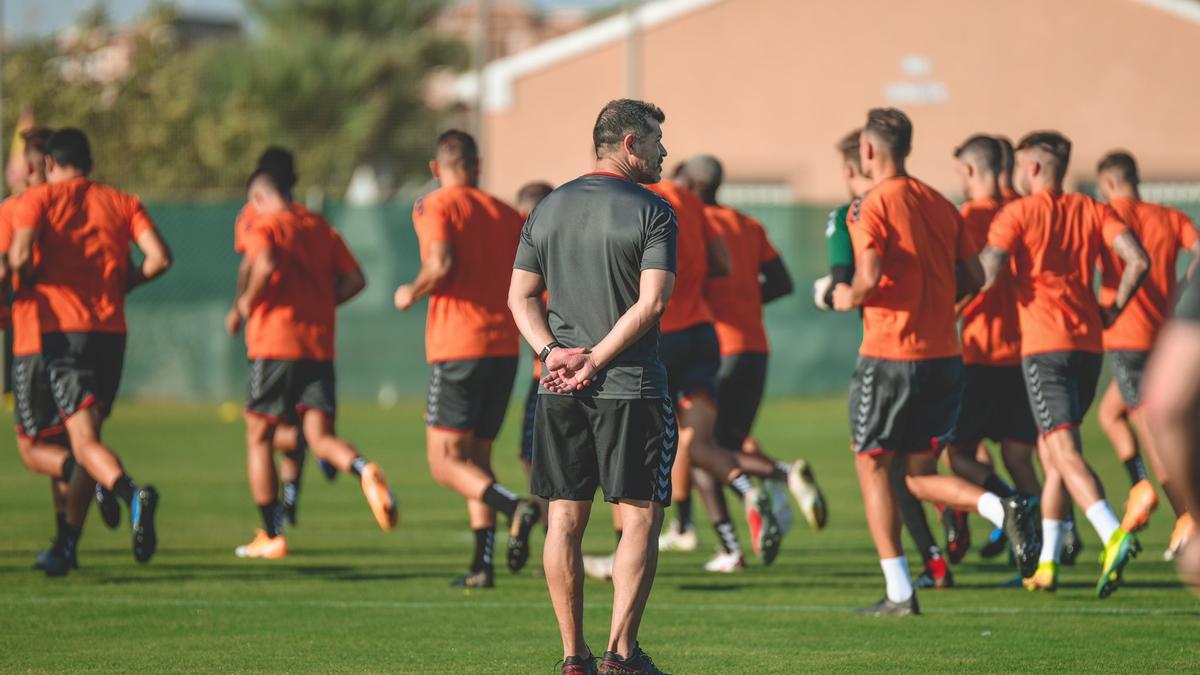 Almirón observa a sus jugadores, durante un entrenamiento del conjunto franjiverde. 