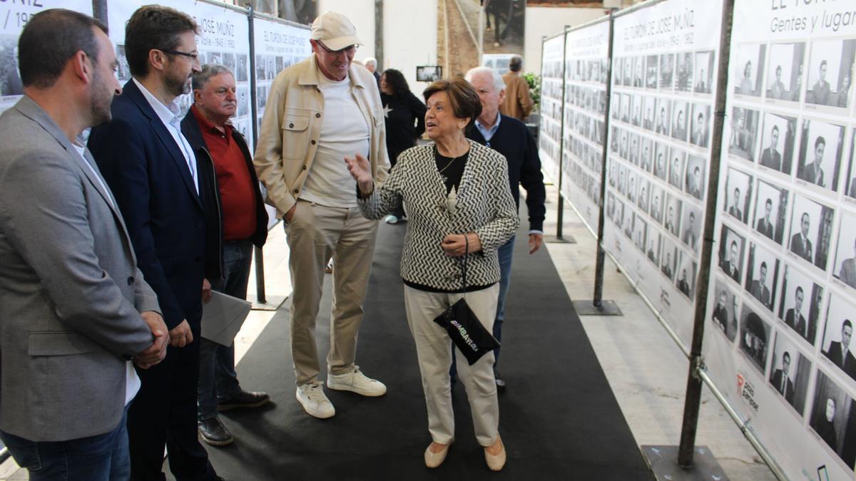 La hija de José Muñiz, María Antonia, conversa con el presidente de Hunosa durante la inauguración de la muestra.