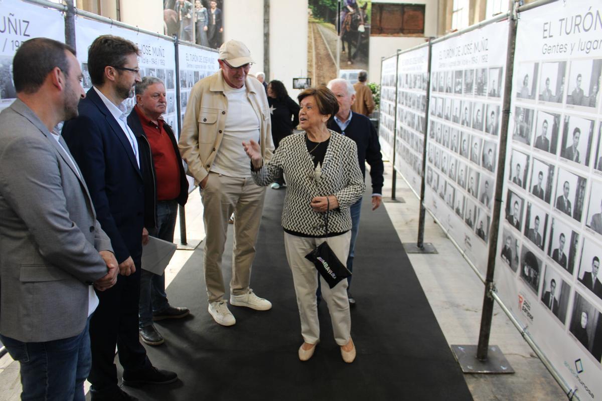 El presidente de Hunosa, segundo por la izquierda, en la presentación de una exposición en el pozo San José.
