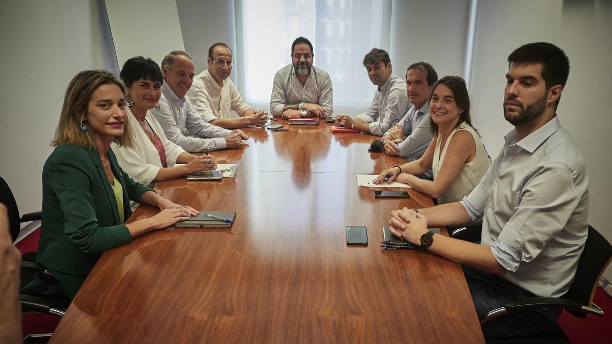 Representantes de EH Bildu y del PSOE, durante una reunión.