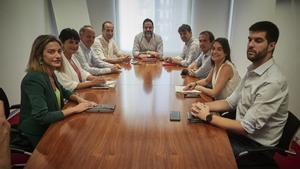 (I-D) La coordinadora de EH Bildu en Navarra, Miren Zabaleta, la portavoz de EH Bildu en el Parlamento de Navarra, Laura Aznal, el parlamentario de EH Bildu Adolfo Araiz y el secretario de Acción Electoral, adjunto a Organización y parlamentario, Jorge Ag