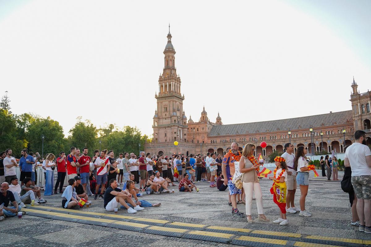 Así se vivió la semifinal entre España y Francia en la Plaza de España en imágenes Así se vivió la semifinal entre España y Francia en la Plaza de España en imágenes