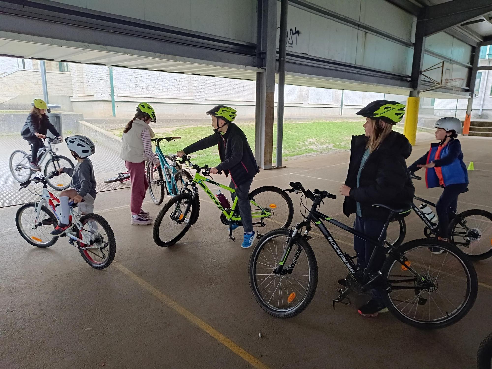 Pasión sobre ruedas: la extraescolar de ciclismo en el colegio de La Fresneda