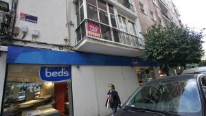 Venta de pisos en una calle del centro de Murcia.