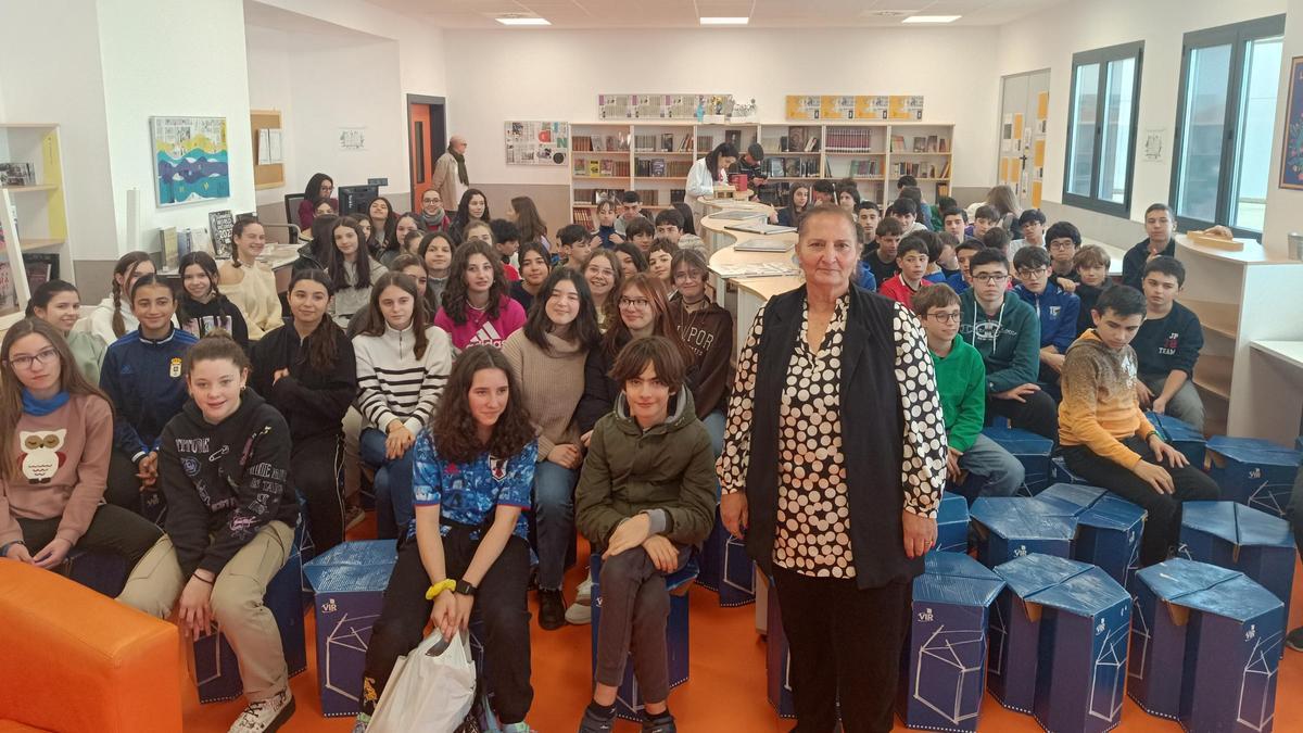 Adela Gabarri, con los estudiantes del IES de La Fresneda.