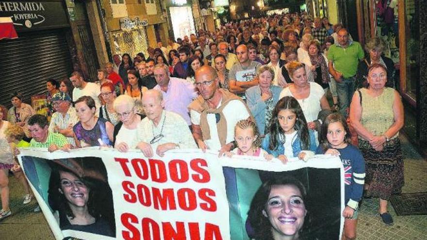 Momento de la manifestación que arropó a la familia de Sonia Iglesias por las calles de Pontevedra. // R.V.