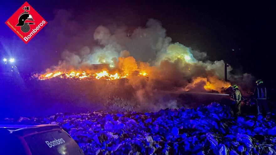 Incendio en una planta de reciclaje en Elche