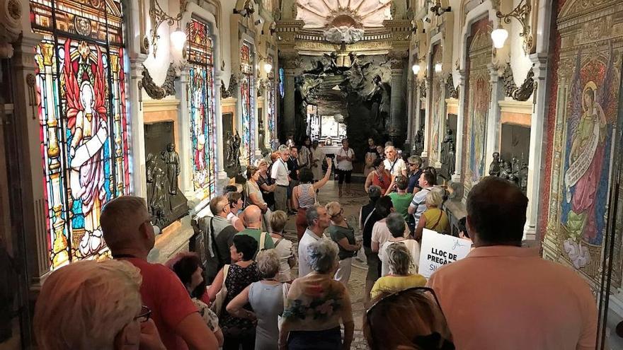 El grup de turistes a l&#039;avantcova, al santuari de la Cova.