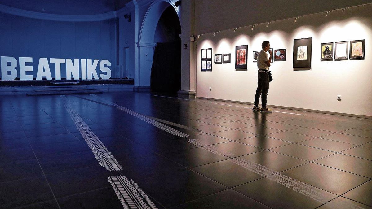La Sala d’Actes l’Església acull una part de l’exposició dedicada a Jack Kerouac.