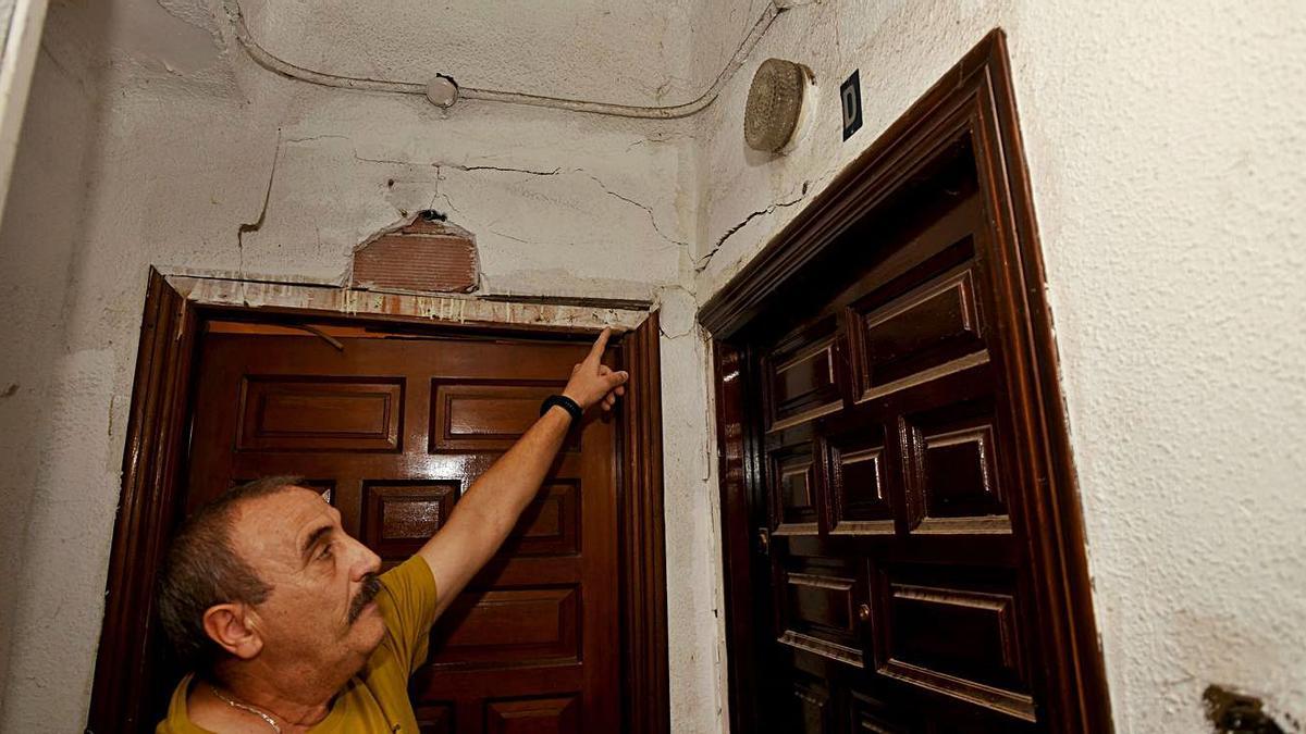 Uno de los vecinos enseña las grietas en el interior de su casa. | ISRAEL SÁNCHEZ