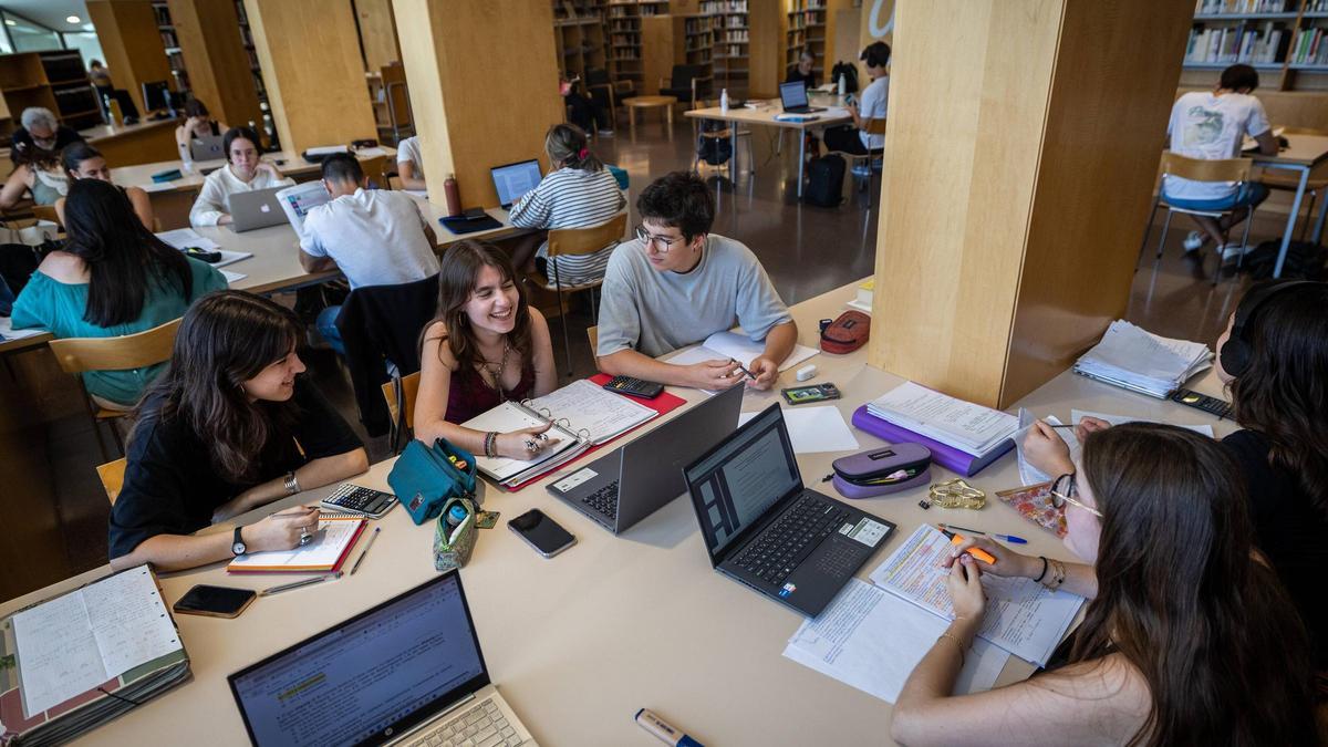 Estudiantes en la biblioteca Jaume Fuster de Barcelona estudiando para selectividad.