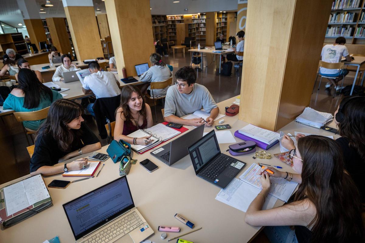 Catalunya solo penalizará las faltas de ortografía en las pruebas de lengua de la selectividad. En la foto, estudiantes en la biblioteca Jaume Fuster de Barcelona estudiando para selectividad.