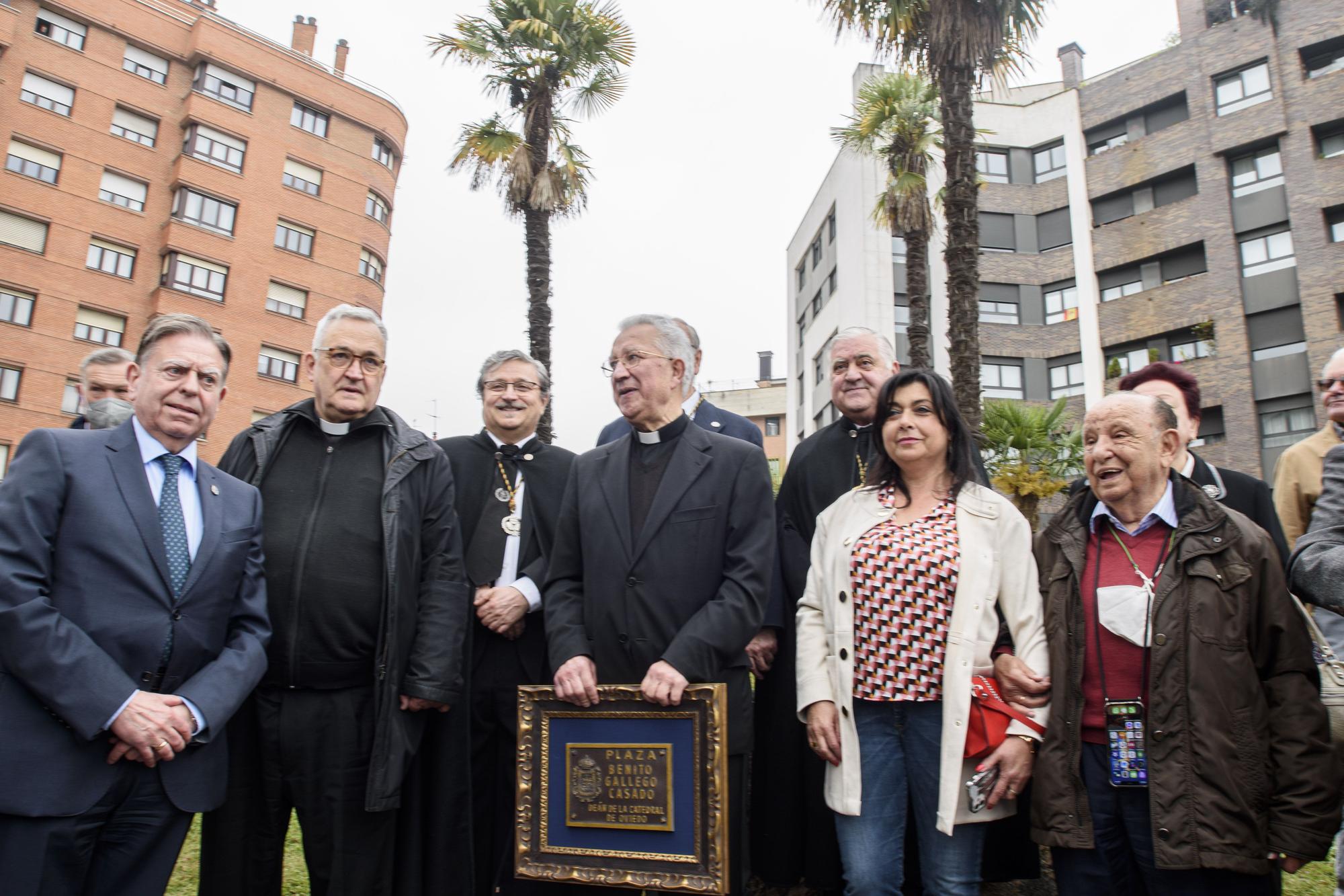 El deán de la Catedral de Oviedo ya está en el callejero: así fue la inauguración de la plaza Benito Gallego