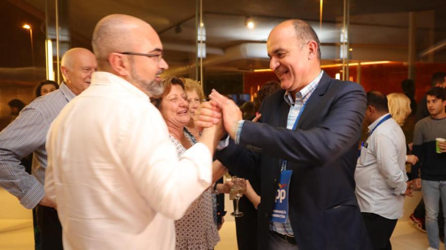 Vicent Marí junto a Vicente Roig, ayer tras conocer los resultados.