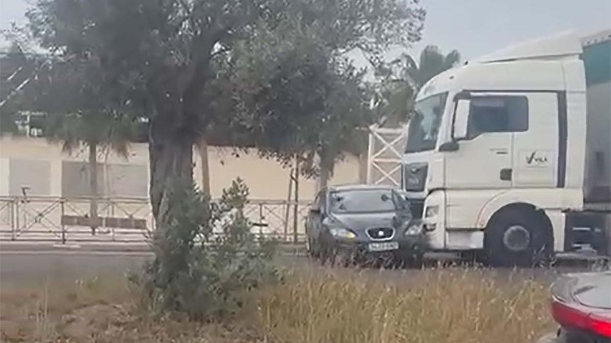 Un camión arrastra varios metros a un coche en Ibiza