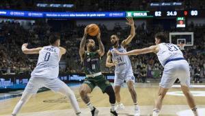 Cobbs intenta zafarse de la defensa de tres jugadores del Joventut.