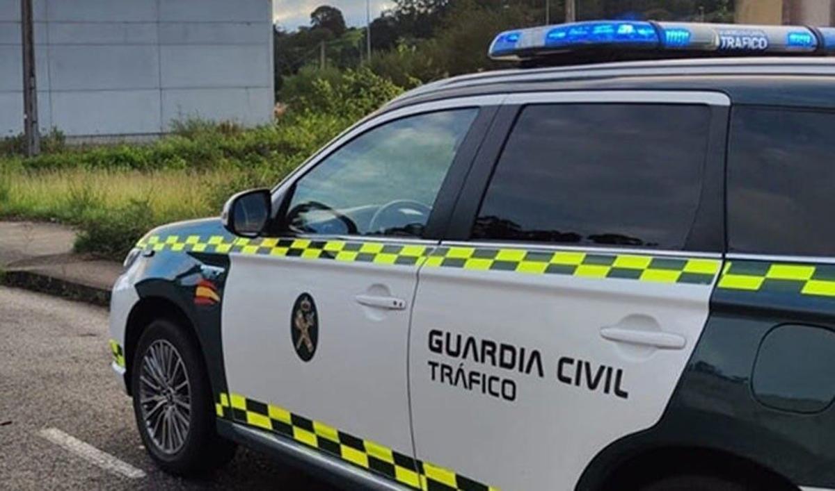 Control de la Guardia Civil de Tráfico. SOCIEDAD GUARDIA CIVIL