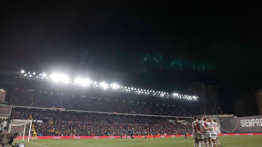 Los jugadores del Rayo Vallecano celebran un gol en el estadio de Vallecas, en Madrid. EFE / Juanjo Martín.