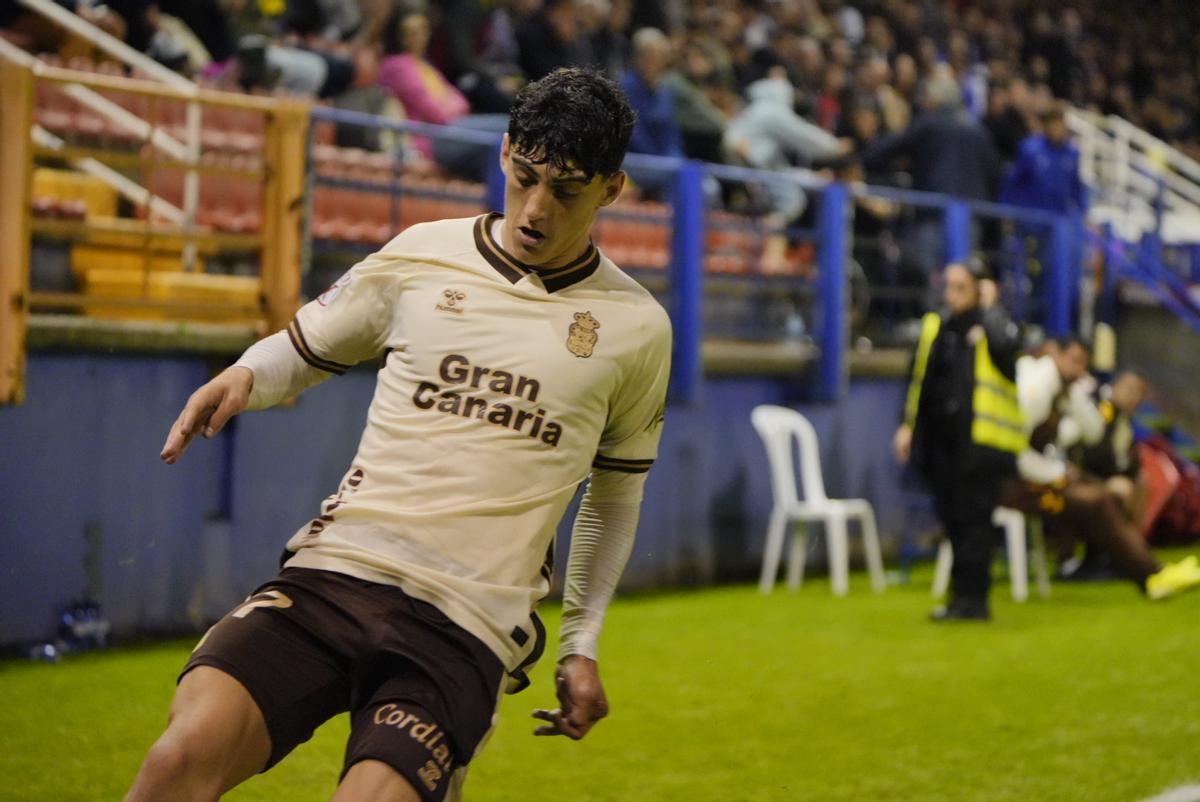 Valentín Pezzolesi en una jugada del partido ante el Extremadura