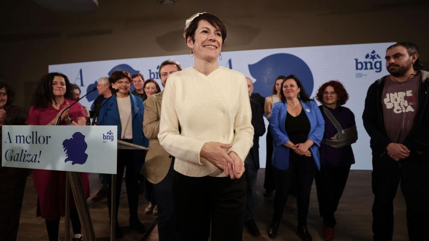 Ana Pontón, ayer, en un restaurante compostelano tras comparecer ante los medios y con la cúpula del BNG detrás.