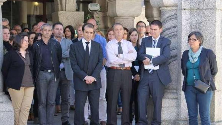 Concentración previa a la rueda de prensa económica por el asesinato de la presidenta de la Diputación de León. // D.P.