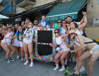 Cientos de disfraces inundan las calles de Maceda por el XVI Entroido Quente