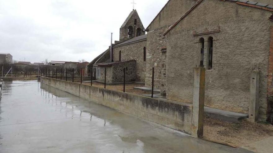Obras de pavimentación del antiguo camposanto junto a la iglesia de Santa Croya en la mañana de ayer.