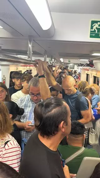 Otra jornada de vagones a rebosar en hora punta eleva la indignación de los usuarios de Cercanías en la Ribera