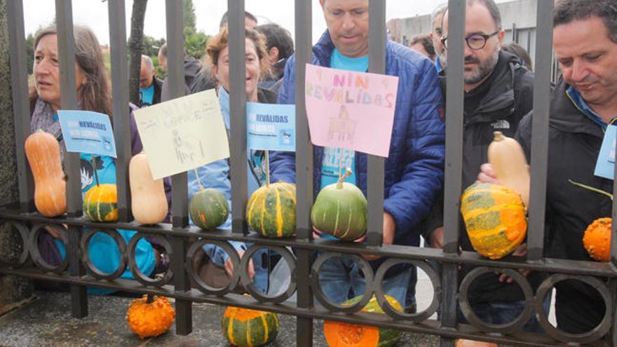 Momento de entrega de las calabazas a la Xunta. //X. Álvarez