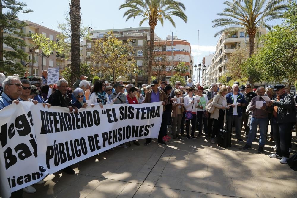 Los pensionistas se manifiestan en Torrevieja